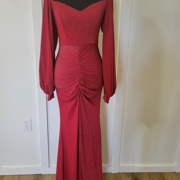 Elegant Red Long Sleeve Gown - Picture 3 of 15